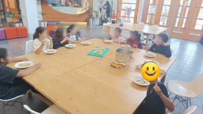 Kinderen eten soep tijdens de naschoolse activiteit koken