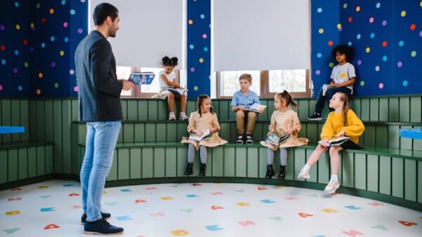 Meester en kinderen leren drama in het klaslokaal