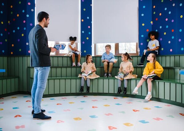 Meester en kinderen leren drama in het klaslokaal