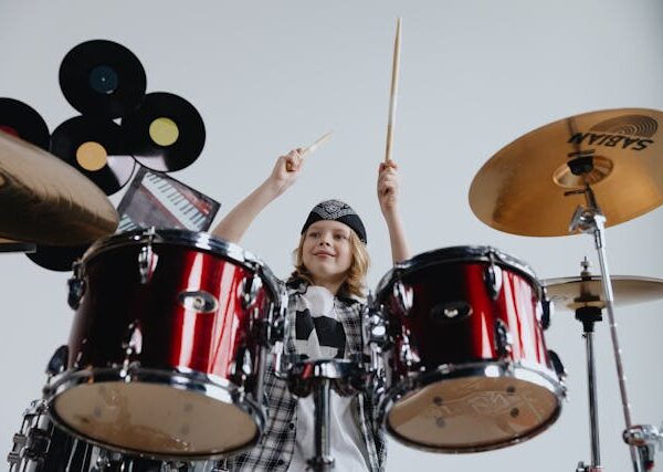 Kind aan het drummen
