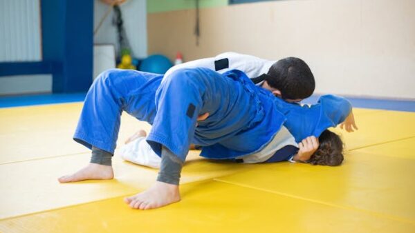 Twee kinderen doen judo met elkaar