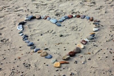 hart van stenen op strand